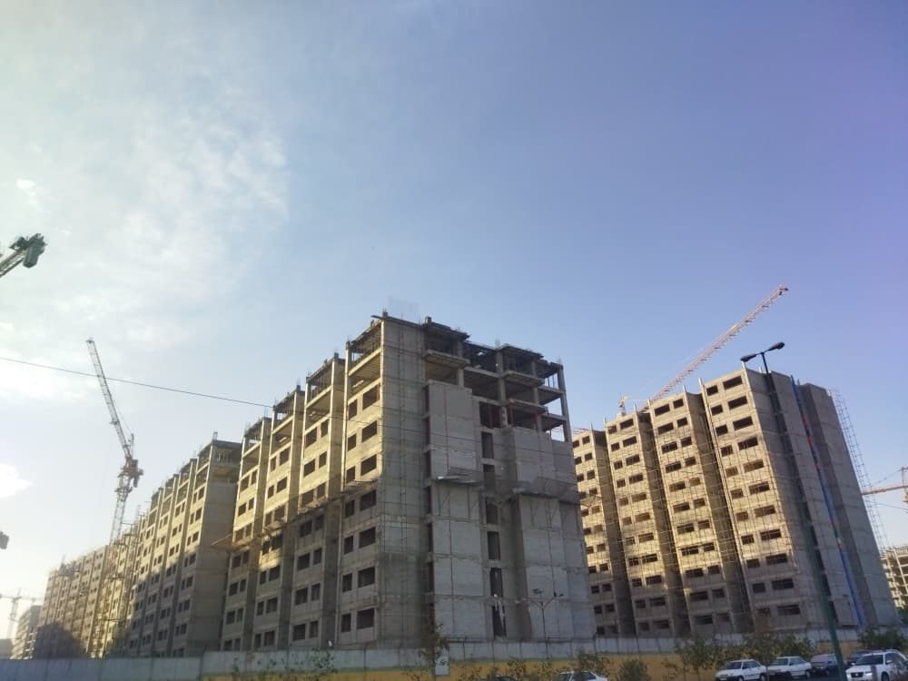 بلوک‌های در حال ساخت و جرثقیل‌ها از کنار خیابان