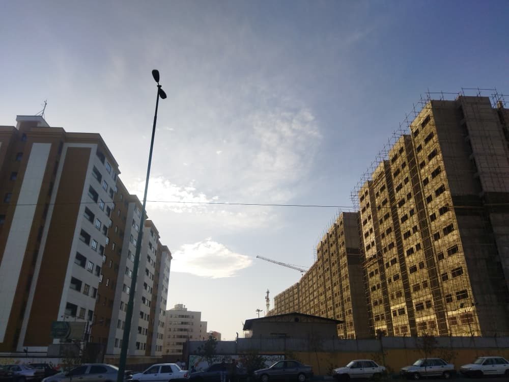 بلوک‌های در حال ساخت پروژه زیر آسمان صاف