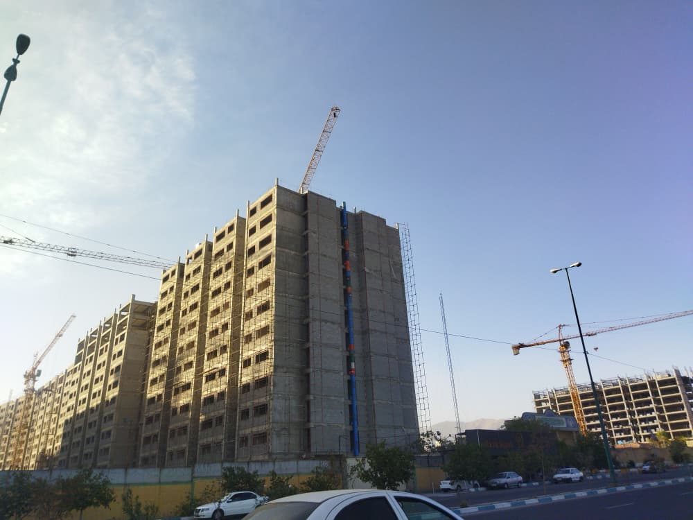 بلوک در حال نماکاری با جرثقیل در دو طرف