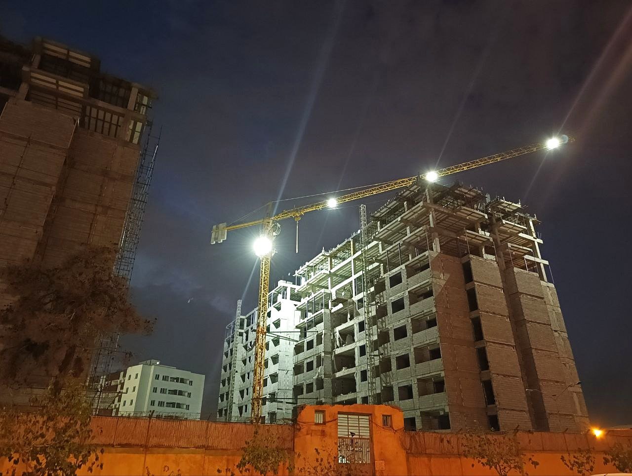جرثقیل برجی و بلوک بتنی در شب